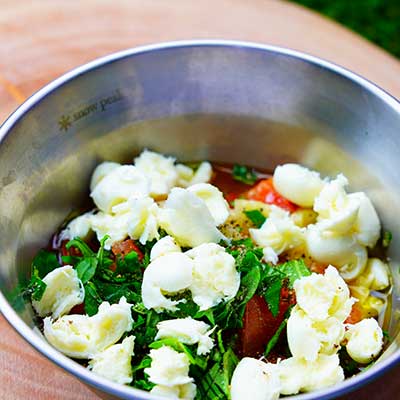 バジルトマトとモッツアレラチーズのブルスケッタ