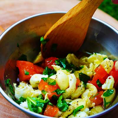 バジルトマトとモッツアレラチーズのブルスケッタ