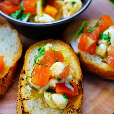 バジルトマトとモッツアレラチーズのブルスケッタ