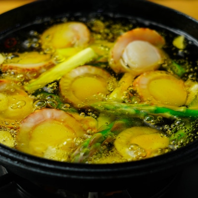 ホタテとアスパラのアヒージョ