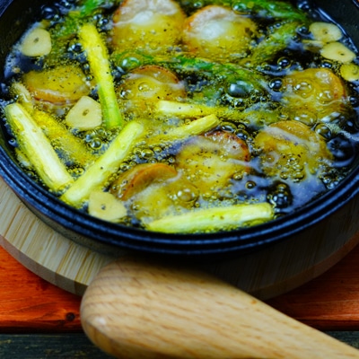 ホタテとアスパラのアヒージョ