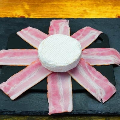 チーズがとろ〜り！丸ごとカマンベールのベーコン焼き