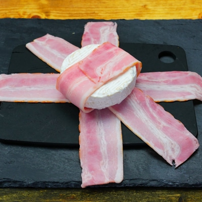 チーズがとろ〜り！丸ごとカマンベールのベーコン焼き