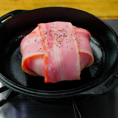 チーズがとろ〜り！丸ごとカマンベールのベーコン焼き