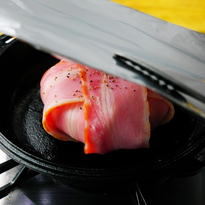 チーズがとろ〜り！丸ごとカマンベールのベーコン焼き