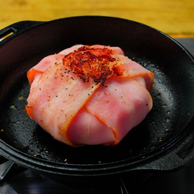 チーズがとろ〜り！丸ごとカマンベールのベーコン焼き