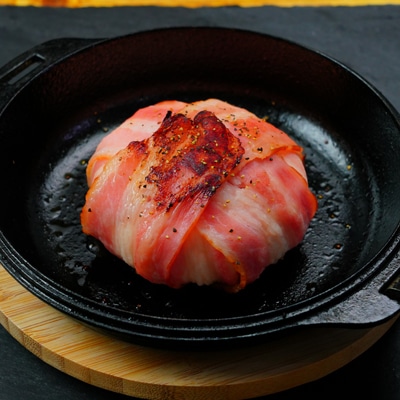 チーズがとろ〜り！丸ごとカマンベールのベーコン焼き