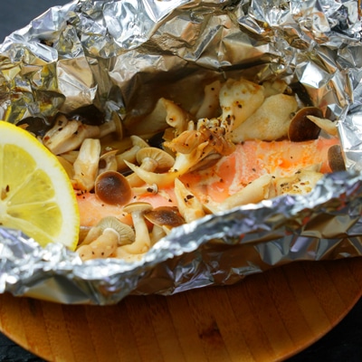 秋の味覚を味わう!鮭ときのこのホイル焼き