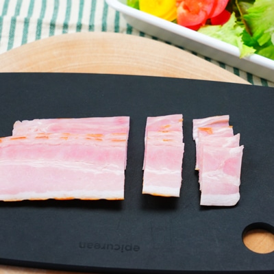 ブラックペッパー香る！レタスとベーコンのサラダ