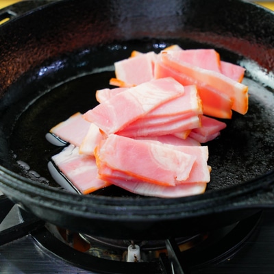 ブラックペッパー香る！レタスとベーコンのサラダ