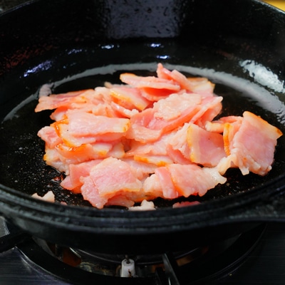 ブラックペッパー香る！レタスとベーコンのサラダ