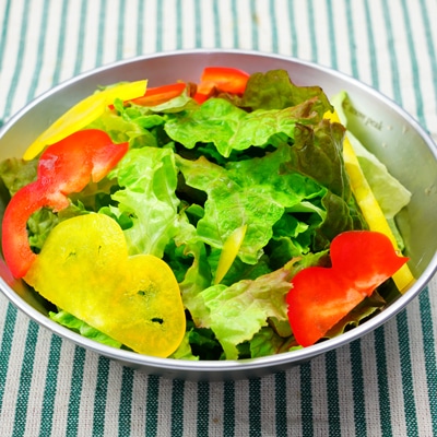 ブラックペッパー香る！レタスとベーコンのサラダ