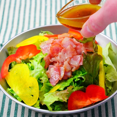ブラックペッパー香る！レタスとベーコンのサラダ