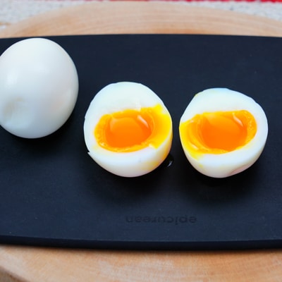 半熟卵のベーコン焼き