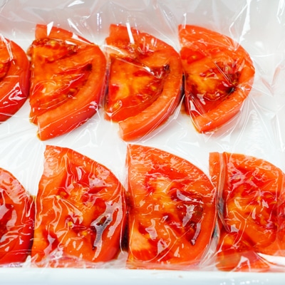 さっぱりおつまみに!トマトのニンニク醤油漬け