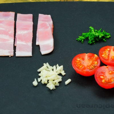 ミニトマトとベーコンのパスタ