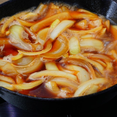 味が染みてる!玉ねぎと豚バラ肉の煮込み