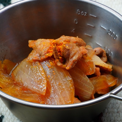 味が染みてる!玉ねぎと豚バラ肉の煮込み