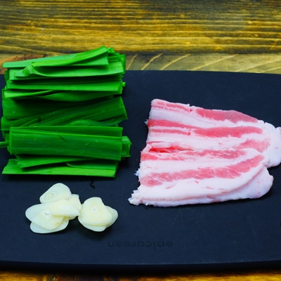 熱々バリうま!キャベツと豚バラ肉のもつ鍋風