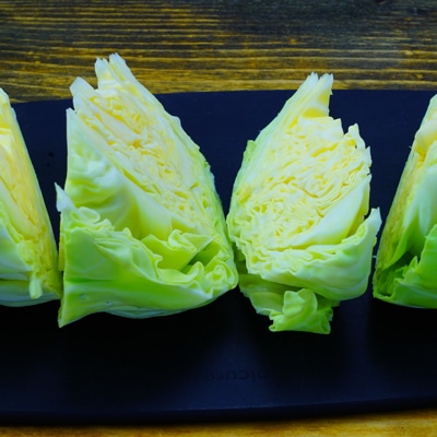 温玉をのせて！焼きキャベツのシーザーサラダ