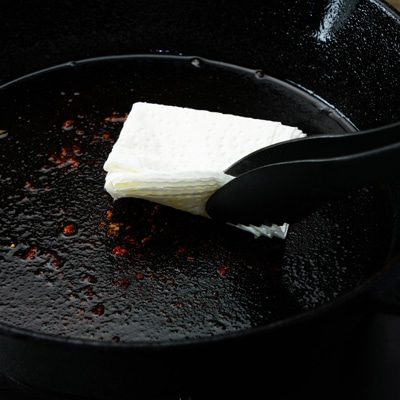 温玉をのせて！焼きキャベツのシーザーサラダ