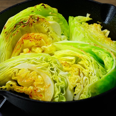 温玉をのせて！焼きキャベツのシーザーサラダ