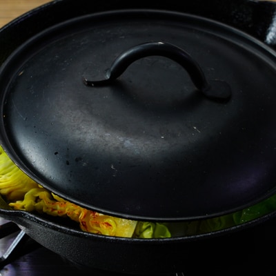 温玉をのせて！焼きキャベツのシーザーサラダ