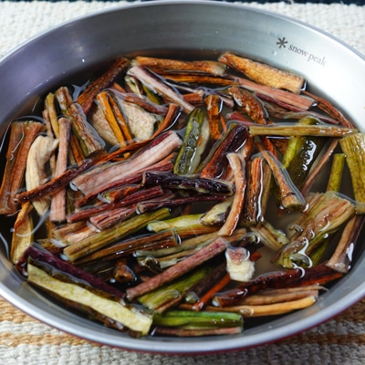 さっと炒めるだけ!芋がらと厚揚げの醤油炒め
