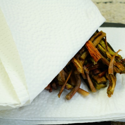 さっと炒めるだけ!芋がらと厚揚げの醤油炒め