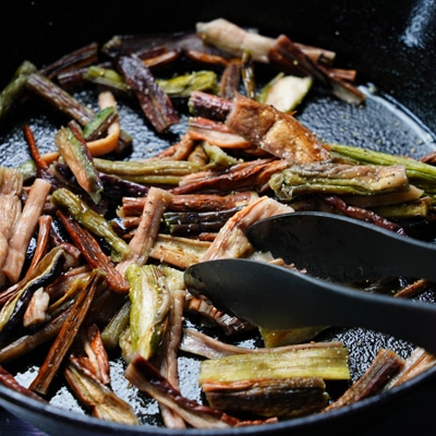 さっと炒めるだけ!芋がらと厚揚げの醤油炒め