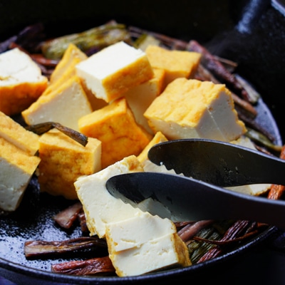 さっと炒めるだけ!芋がらと厚揚げの醤油炒め