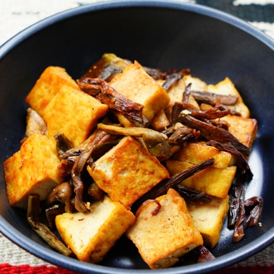 さっと炒めるだけ!芋がらと厚揚げの醤油炒め