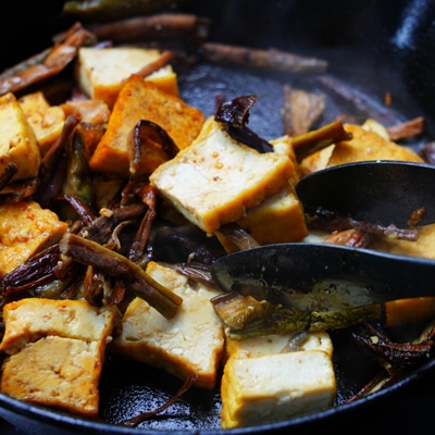 さっと炒めるだけ!芋がらと厚揚げの醤油炒め