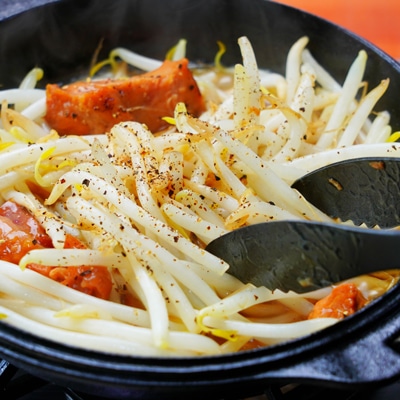 簡単！焼き鳥缶で作るもやし炒め