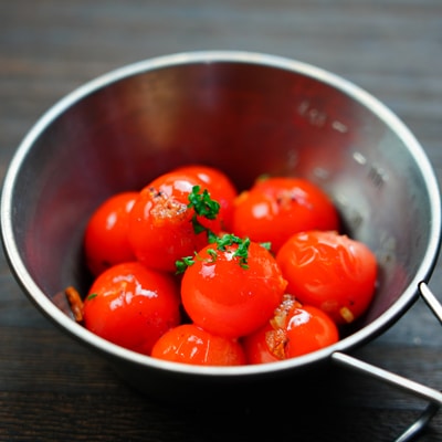 さっと炒めるだけ！ミニトマトのガーリック炒め