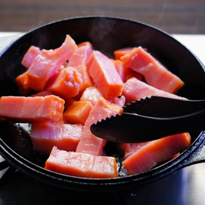 さっと作れる!角切りベーコン炒め温泉卵のせ