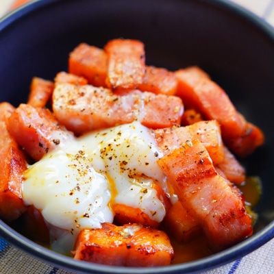 さっと作れる!角切りベーコン炒め温泉卵のせ