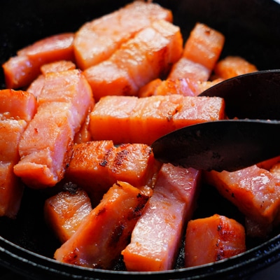 さっと作れる!角切りベーコン炒め温泉卵のせ