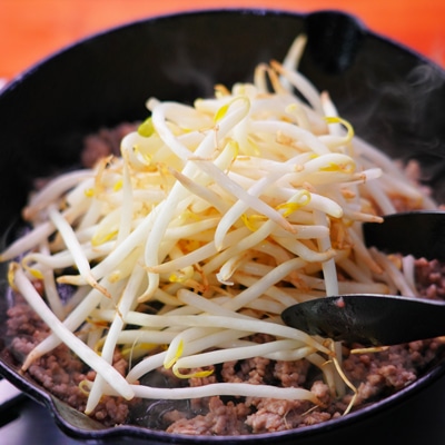 節約レシピ！豚ひき肉のニラもやし炒め