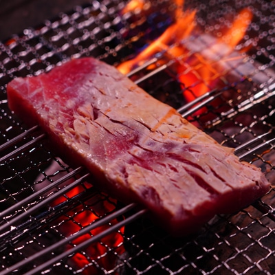 炭火で焼く！絶品まぐろのたたき