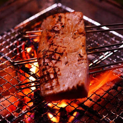 炭火で焼く！絶品まぐろのたたき