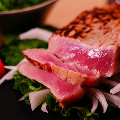 炭火で焼く！絶品まぐろのたたき