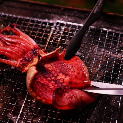 炭火で焼く！イカの丸ごと焼き