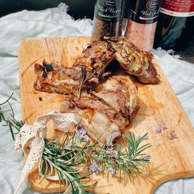 ハーブとガーリック薫る！スペアリブのローズマリー焼き