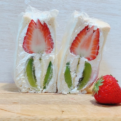 イチゴのお花が可愛すぎる！萌え断フルーツサンド