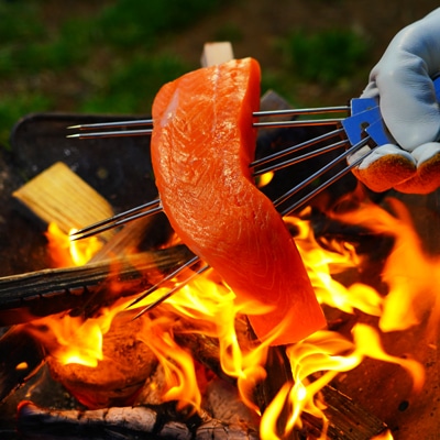 炙るだけで絶品!鮭のあぶり刺身