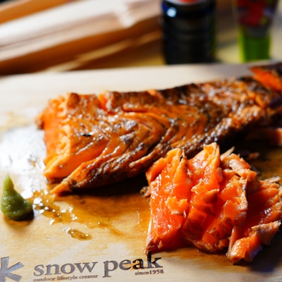 炙るだけで絶品!鮭のあぶり刺身