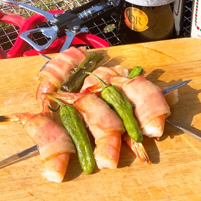 じっくり焼き上げる！海老とベーコンのシュラスコ