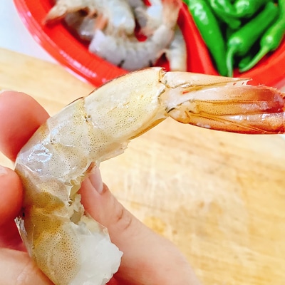 じっくり焼き上げる！海老とベーコンのシュラスコ