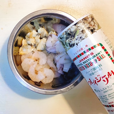 スキレットで作る！映えすぎるシーフードパエリア